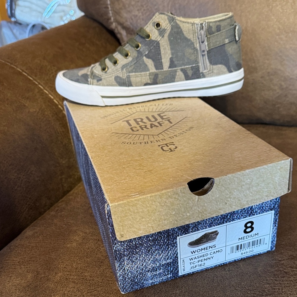 True Craft Women’s Washed Camo High-Top Sneakers Size 8